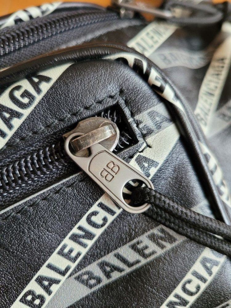 발렌시아가 올오버 로고 익스플로러 레더 벨트백 힙색팝--5