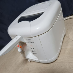 DeLonghi F26215 220 Volt 2.3L Deep Fryer