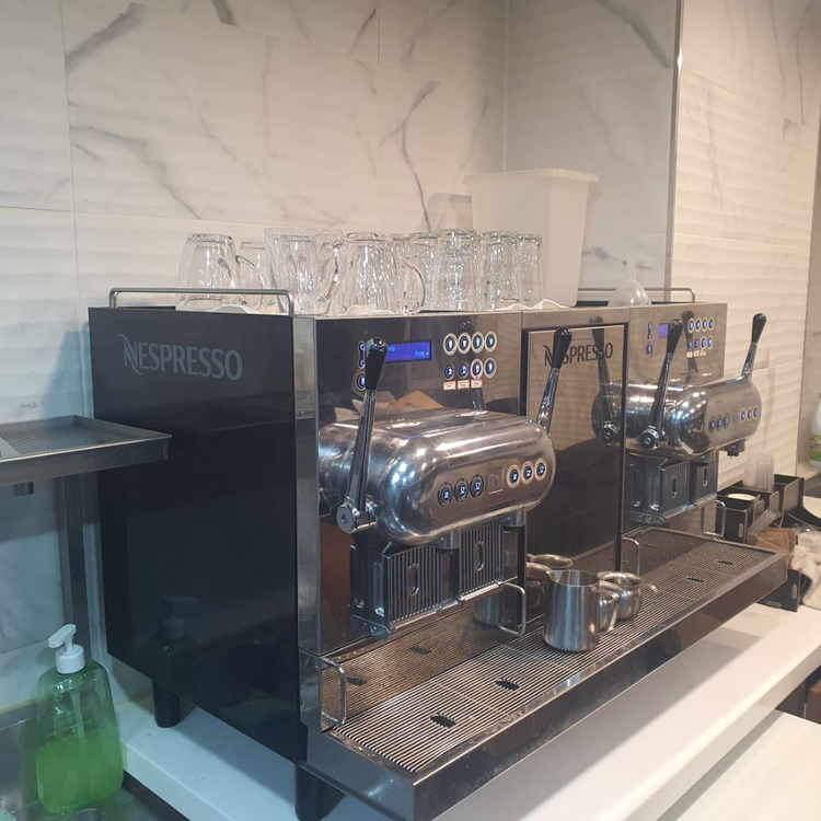 네스프레소 아길라 업소용커피머신 이미지