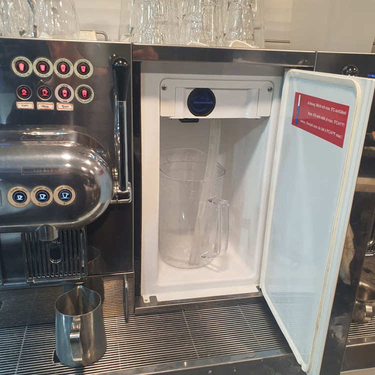 네스프레소 아길라 업소용커피머신 이미지