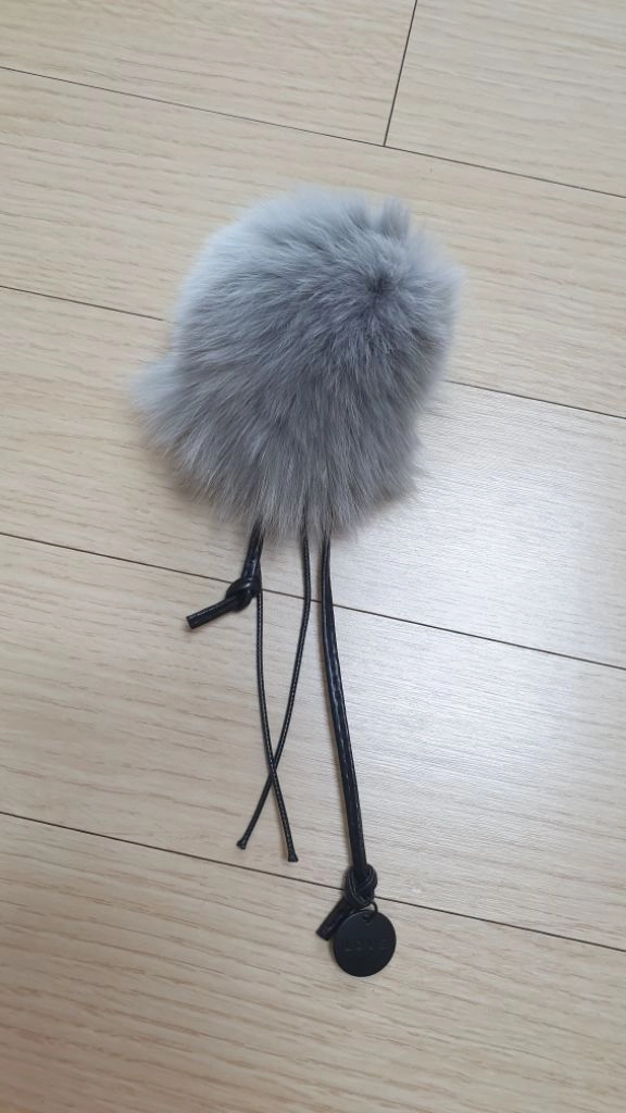 토끼털 왕폼폼이 브로치 이미지