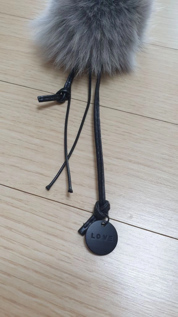 토끼털 왕폼폼이 브로치 이미지