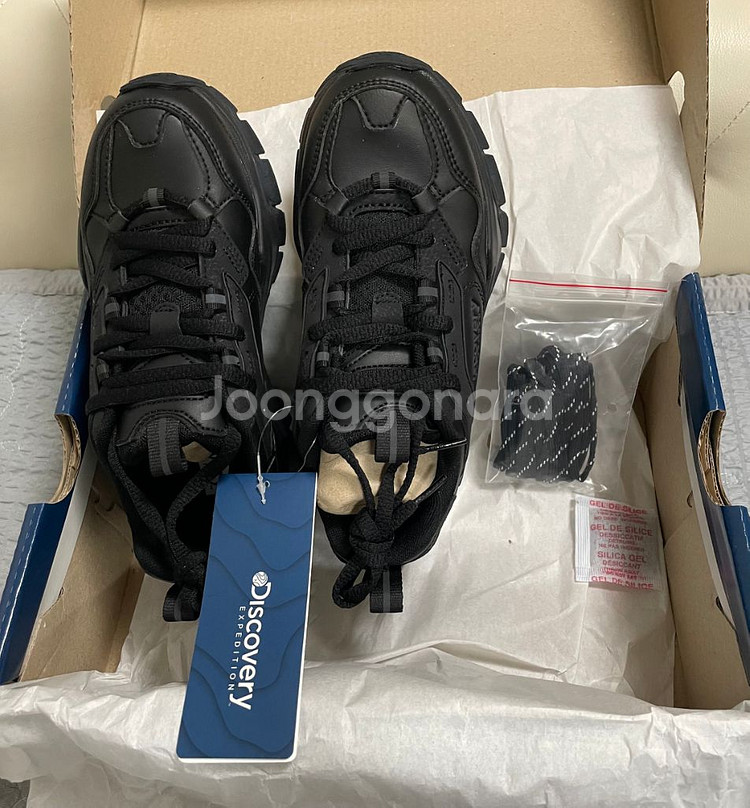 디스커버리 올블랙 여자 235사이즈 새거 판매합니다--0