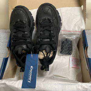 디스커버리 올블랙 여자 235사이즈 새거 판매합니다