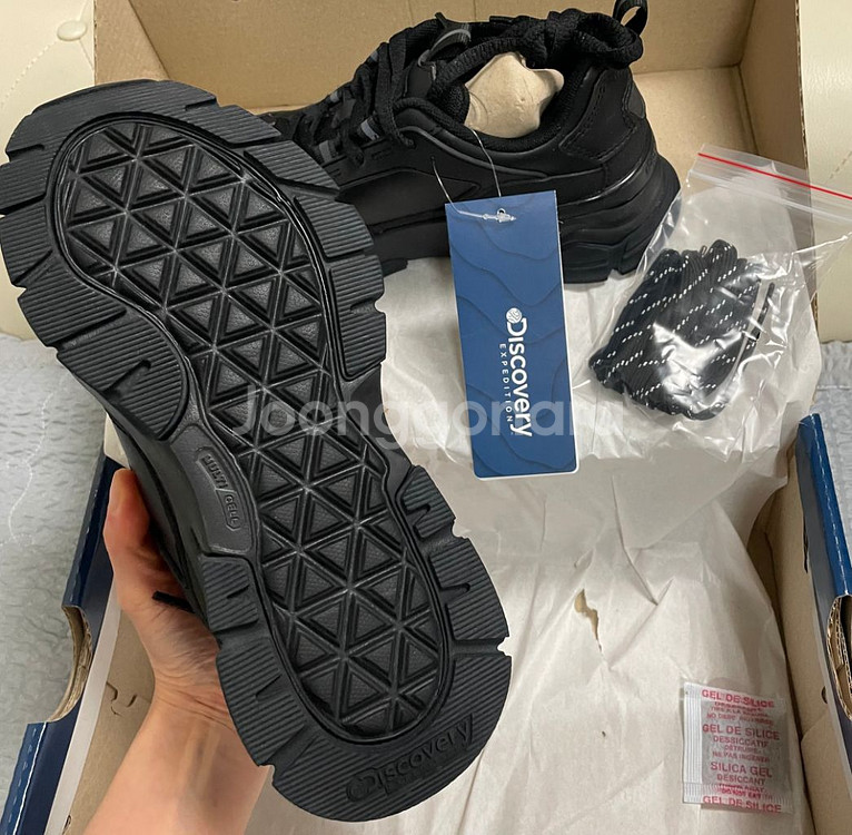 디스커버리 올블랙 여자 235사이즈 새거 판매합니다--2