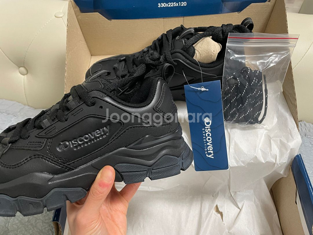 디스커버리 올블랙 여자 235사이즈 새거 판매합니다--3