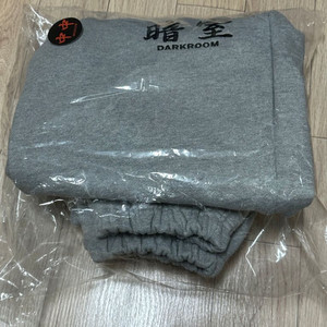 M 다크룸 스튜디오 베이직 로고 스웨트팬츠 그레이