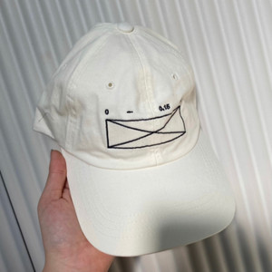 흰색 볼캡 모자