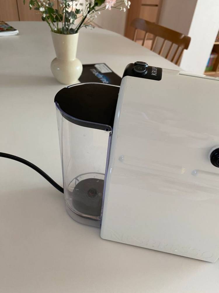 네스프레소 이니시아 커피머신--3