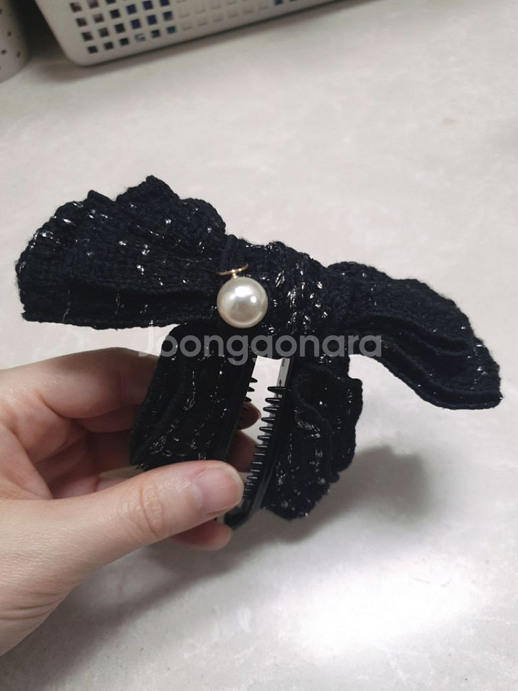 진주 달린 트위드 재질 리본 모양 바나나핀ㅡ새상품--8