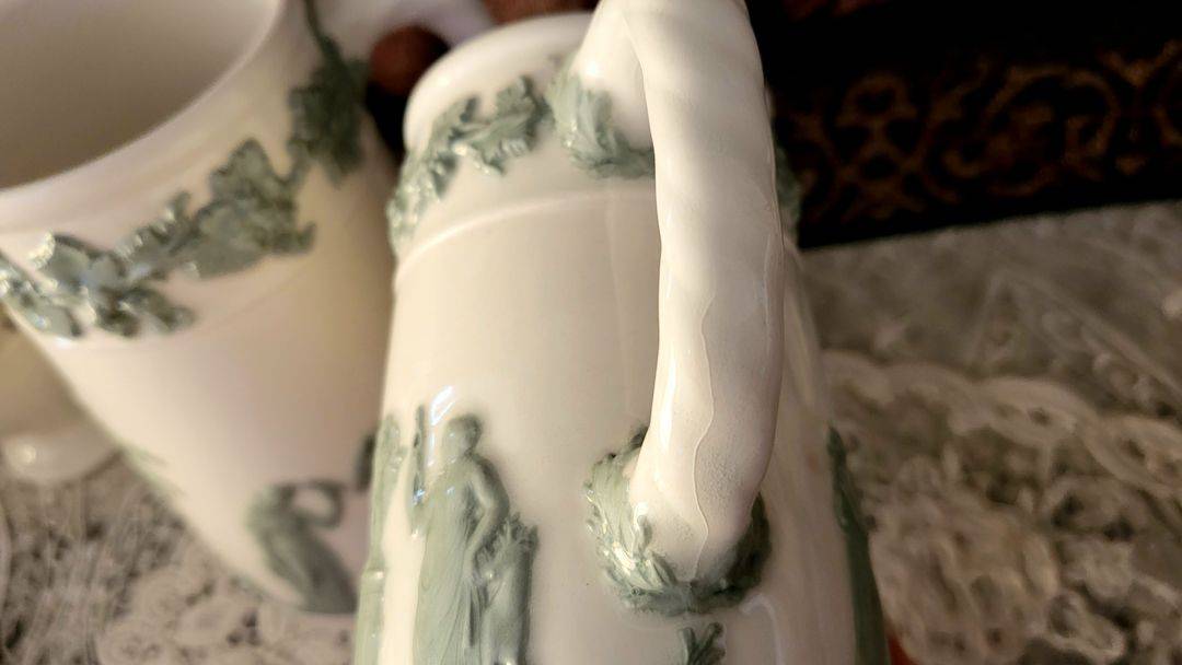 영국 웨지우드 퀸즈웨어 셀라돈 온 크림 스몰저그--1