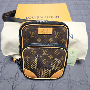 LOUIS VUITTON x 니고 아마존 슬링백 브라운