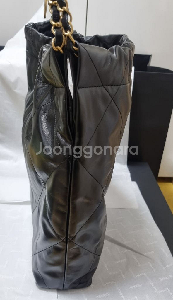 샤넬 22백 미디움 블랙 금장팝니다--3