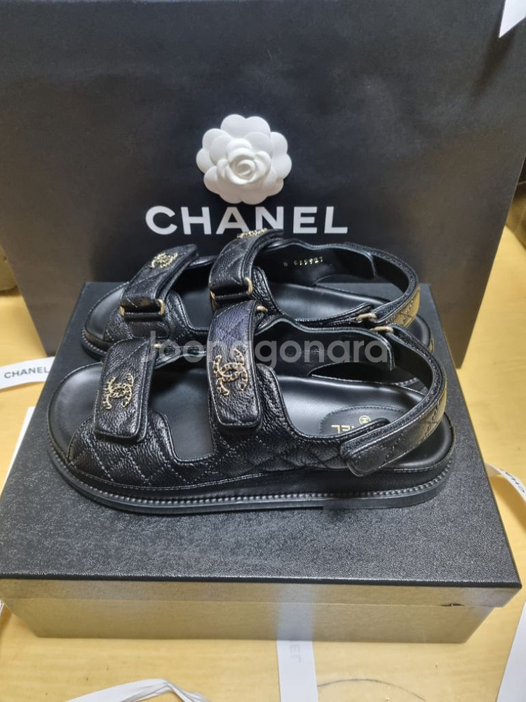 샤넬 벨크로 샌들 38 팝니다--3