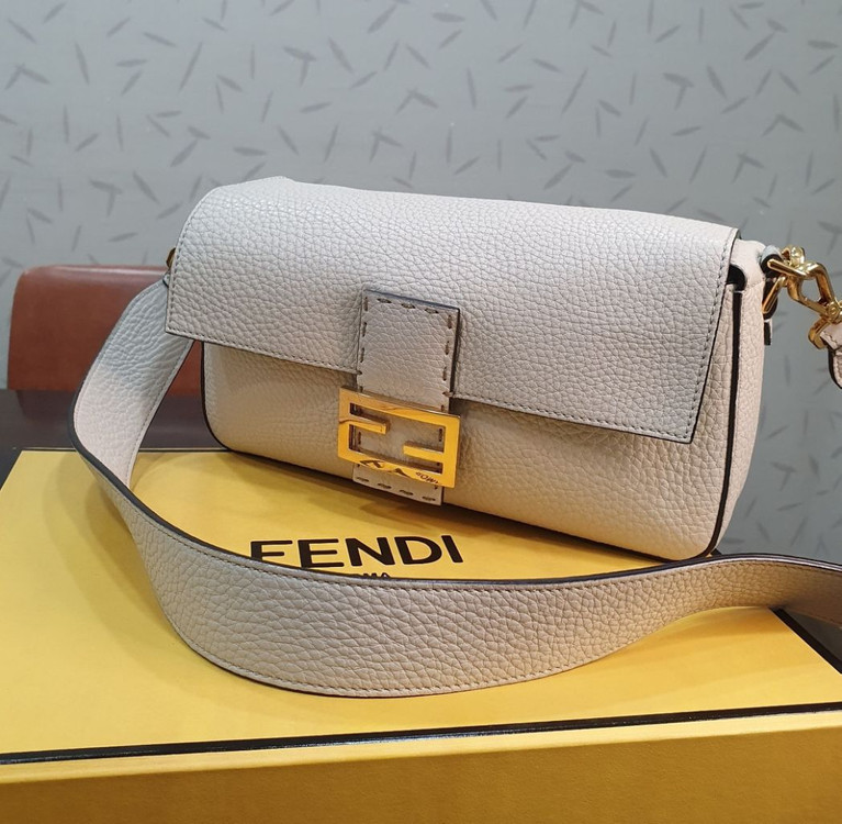 펜디바게트백 화이트 이미지