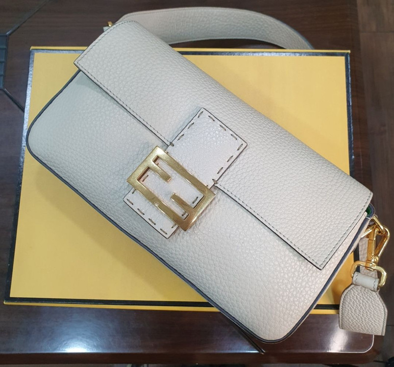 펜디바게트백 화이트 이미지