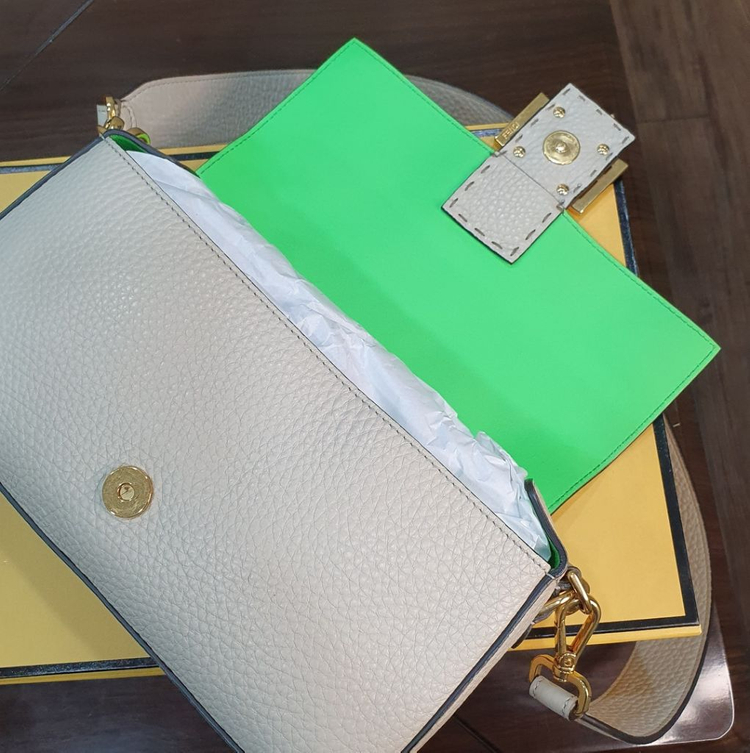 펜디바게트백 화이트 이미지