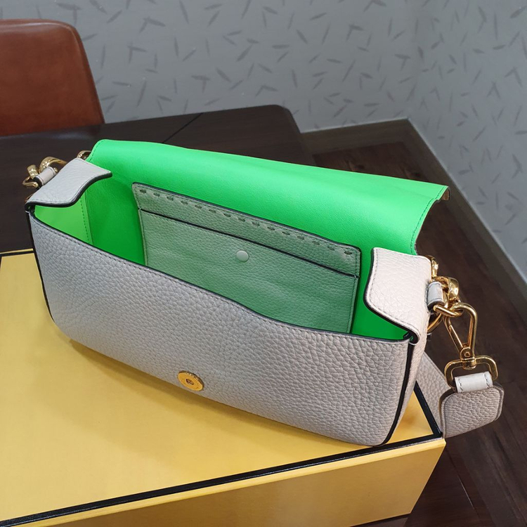 펜디바게트백 화이트 이미지