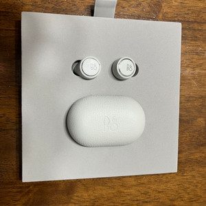 뱅앤올룹슨 베오플레이 E8 3세대 (미스트그레이)