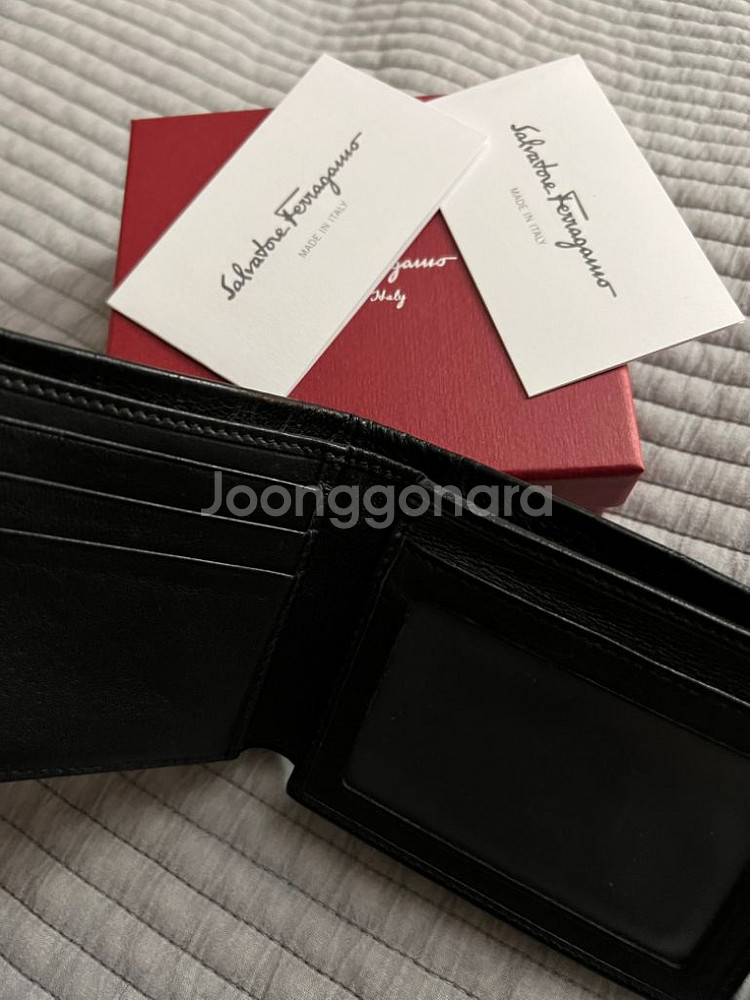 페라가모 반지갑 판매합니다.--2