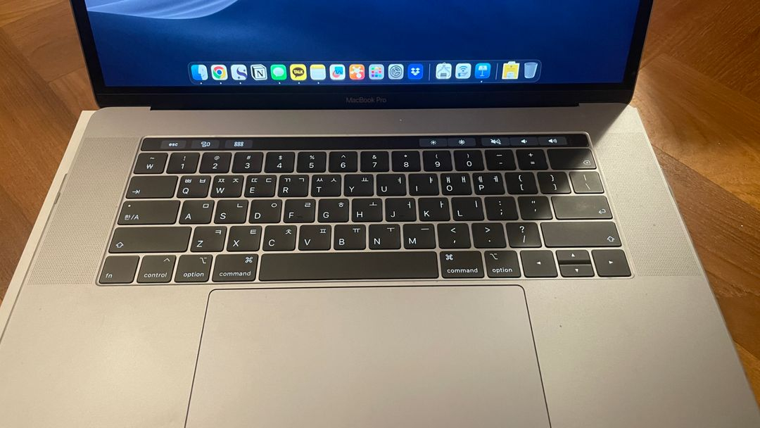 맥북프로 15인치 (터치바) 2018 i7 16GB--2