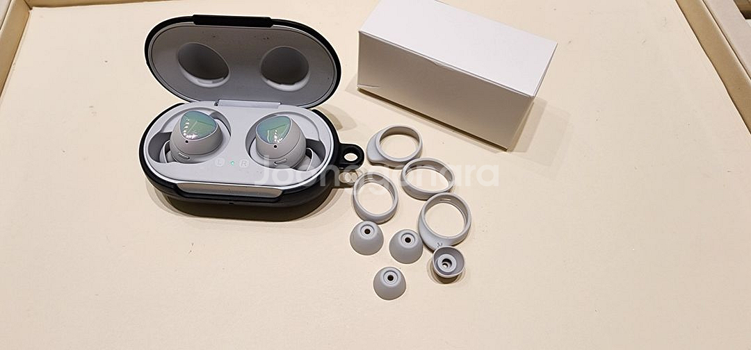 버즈 1세대 판매합니다.--1