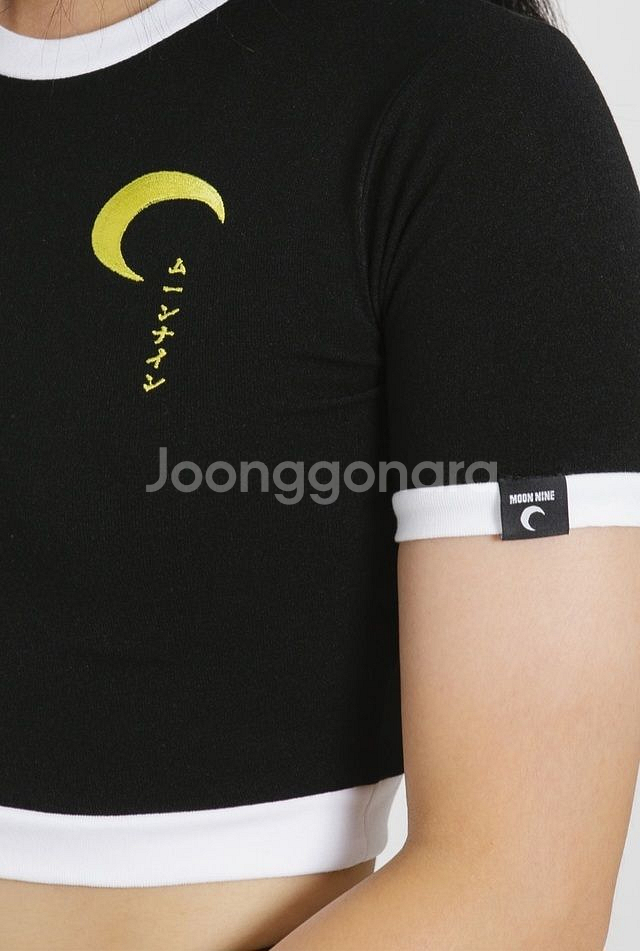 (한정판)문나인 블랙 크롭 티셔츠--1
