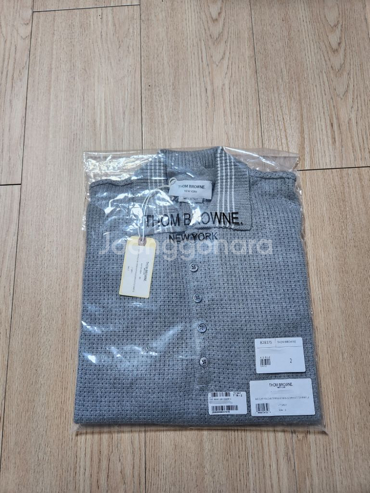 톰브라운 폴로 셔츠 팝니다 (2사이즈 // 새상품)--1