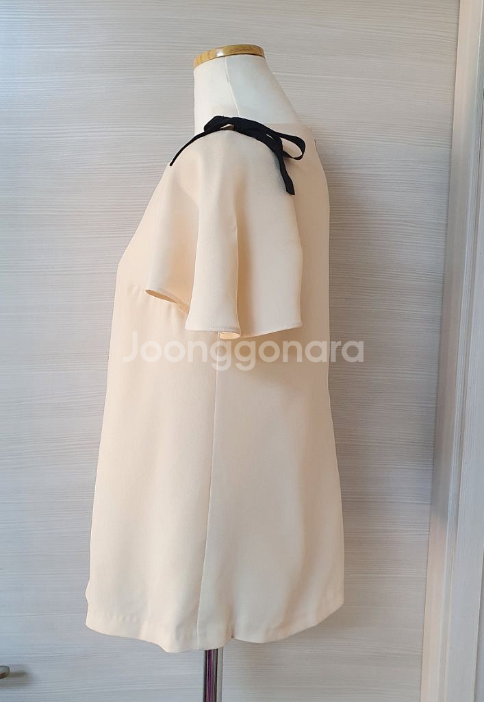 질바이질스튜어트 블랙리본 상아색 반팔블라우스--2