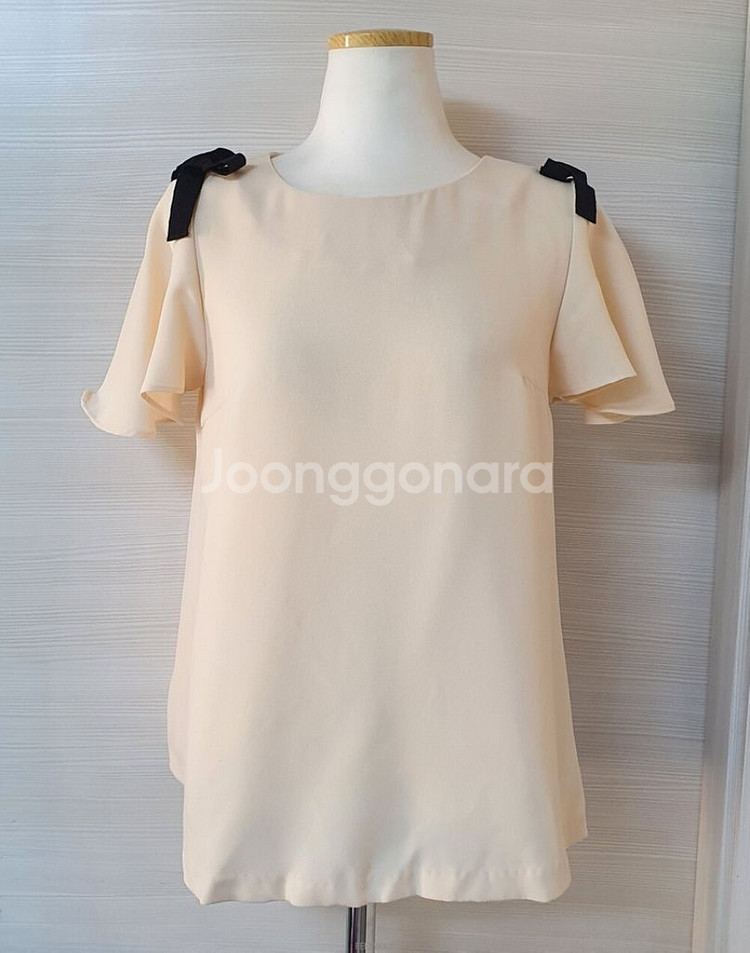 질바이질스튜어트 블랙리본 상아색 반팔블라우스--1