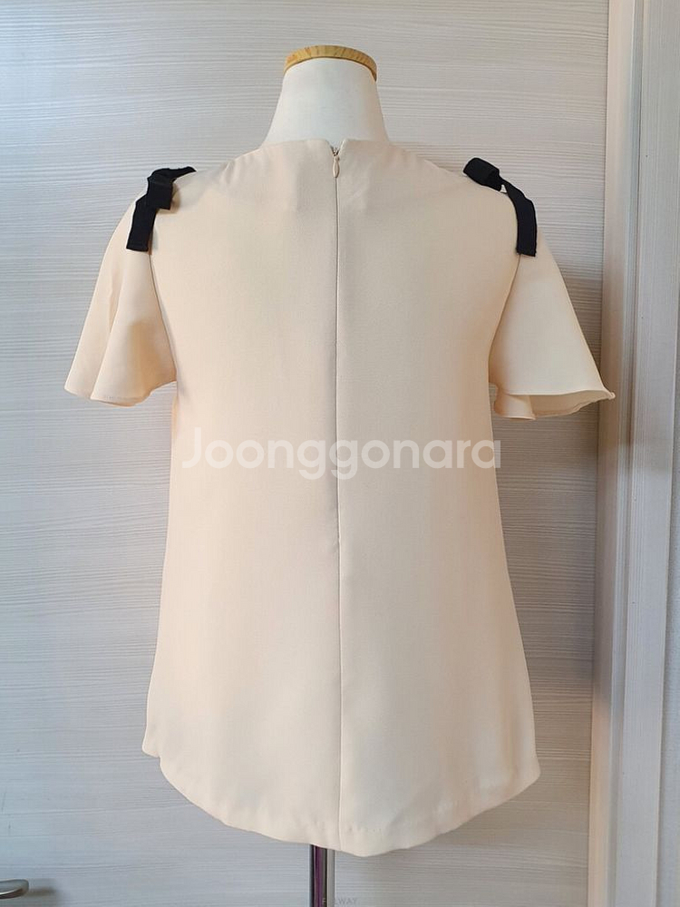 질바이질스튜어트 블랙리본 상아색 반팔블라우스--3