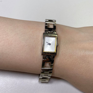 게스 여성 손목시계 실버색상