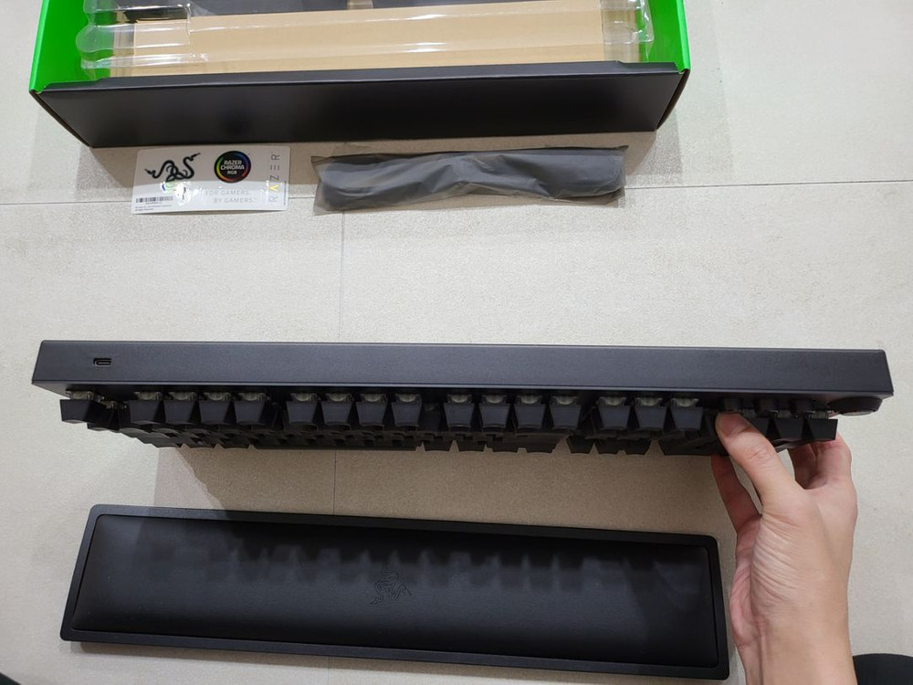 무선 레이저키보드 블랙위도우 청키--2