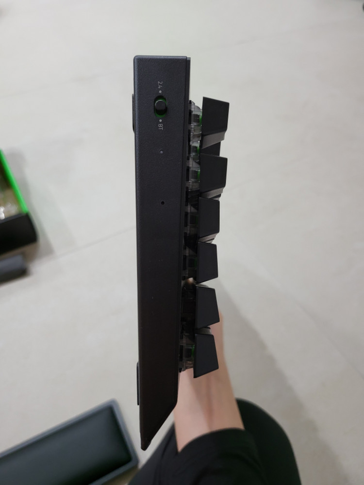 무선 레이저키보드 블랙위도우 청키--4