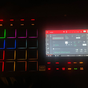 AKAI MPC LIVE 샘플러