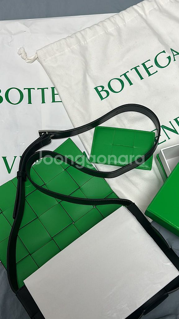 보테가베네타 레더 크로스바디 카세트백 블랙 패러킷--1