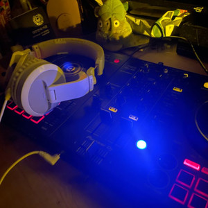 DDJ 400과 디제잉 헤드셋 팝니다.