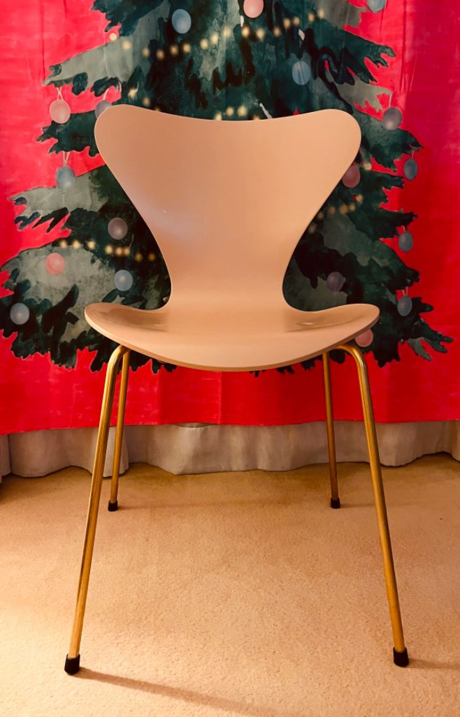 프리츠한센 골드프레임 핑크 세븐체어.--1