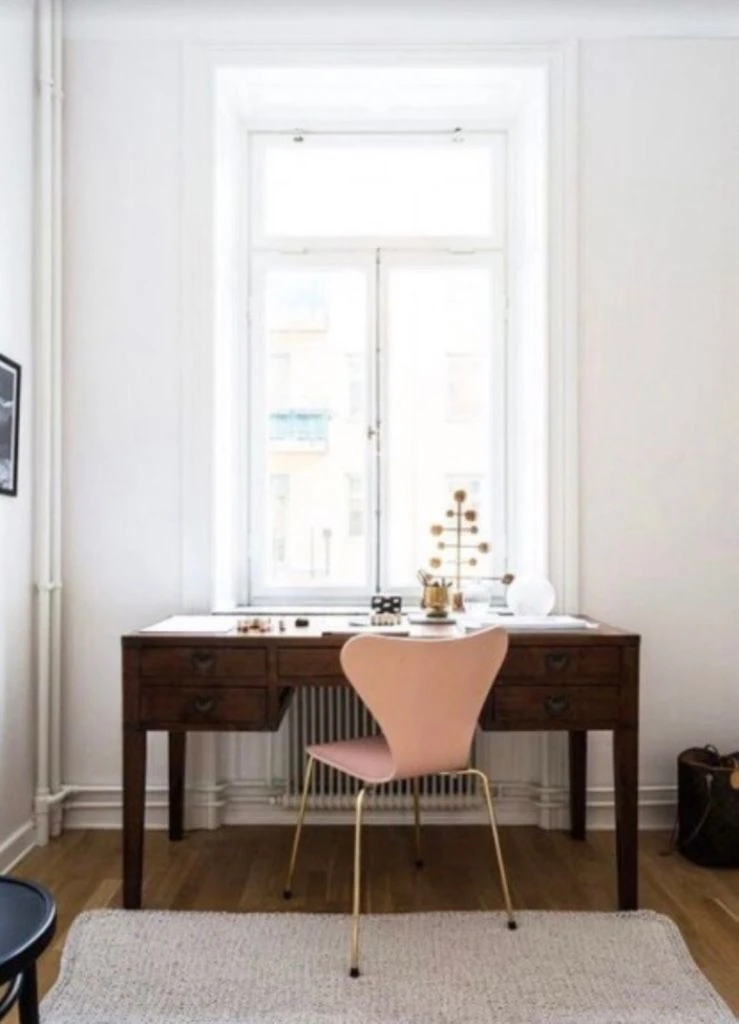 프리츠한센 골드프레임 핑크 세븐체어. 이미지