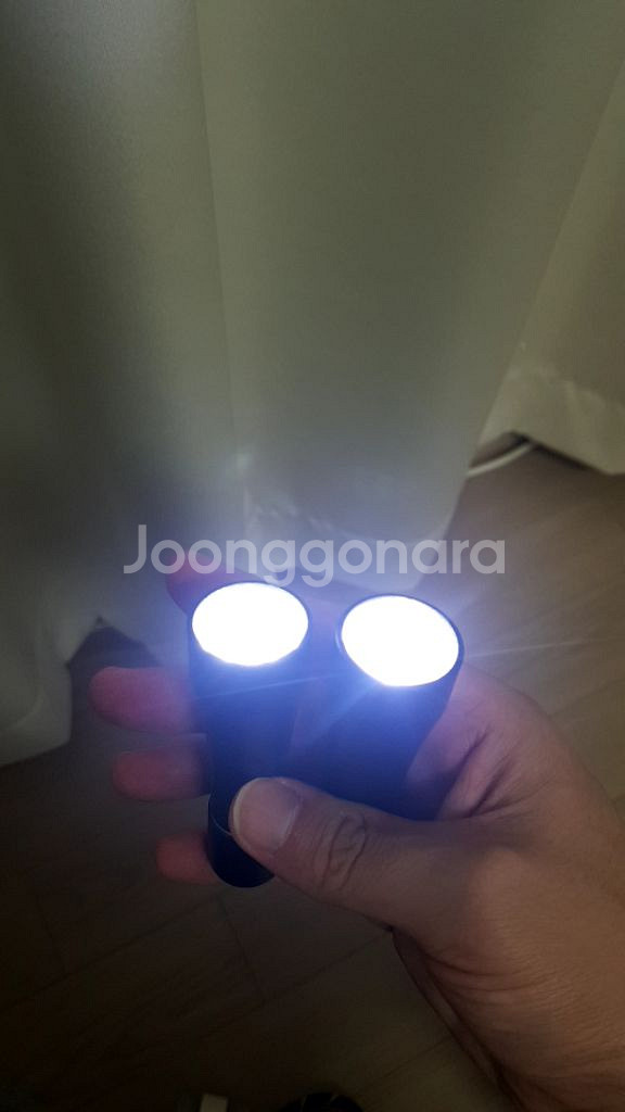 휴대용 손전등 팝니다 캠핑 AA건전지 들어있음--2