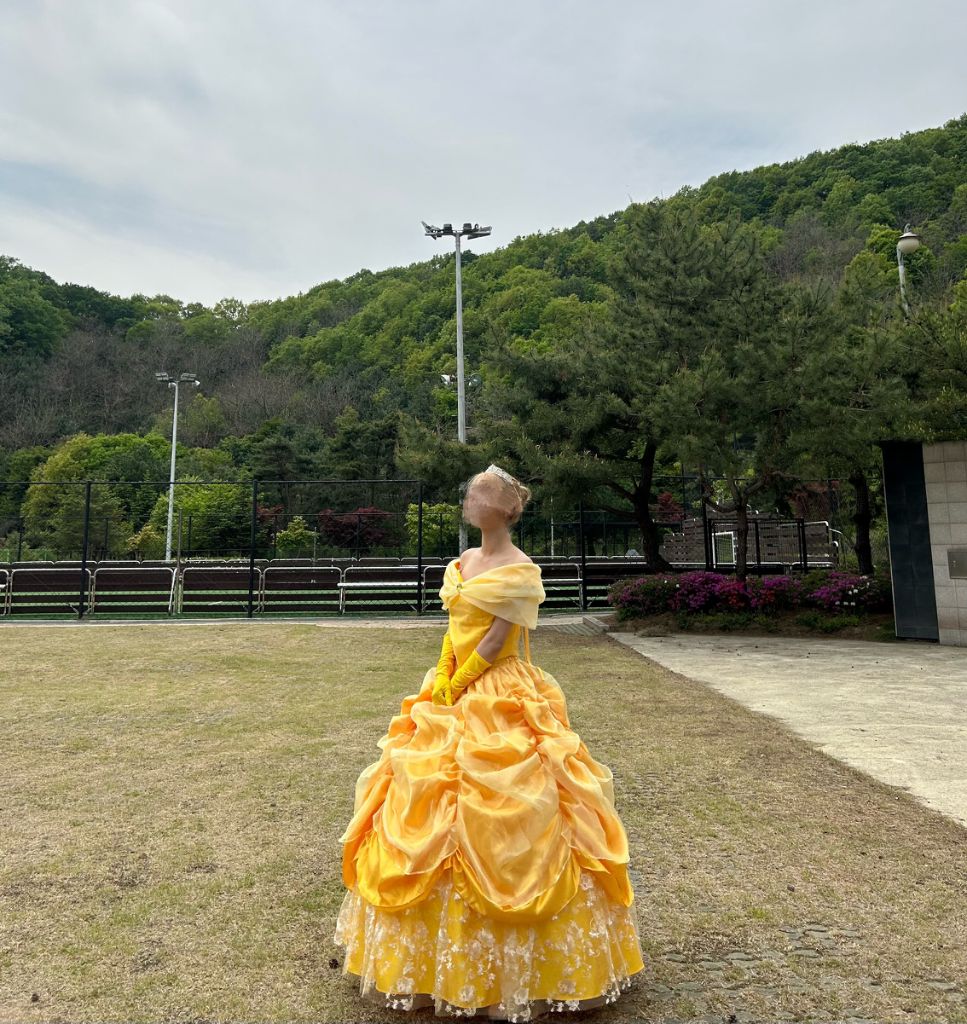 컨셉 졸업사진 대여 디즈니 공주 드레스 벨 드레스 대여, حجم الصورة 967x1024