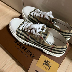 버버리 로우탑 스니커즈 260 s급