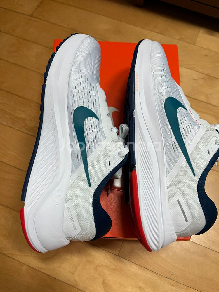 새상품 나이키 러닝화 265 에어줌 스트럭처 24--4