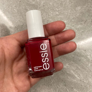 Essie 빨강색 메니큐어