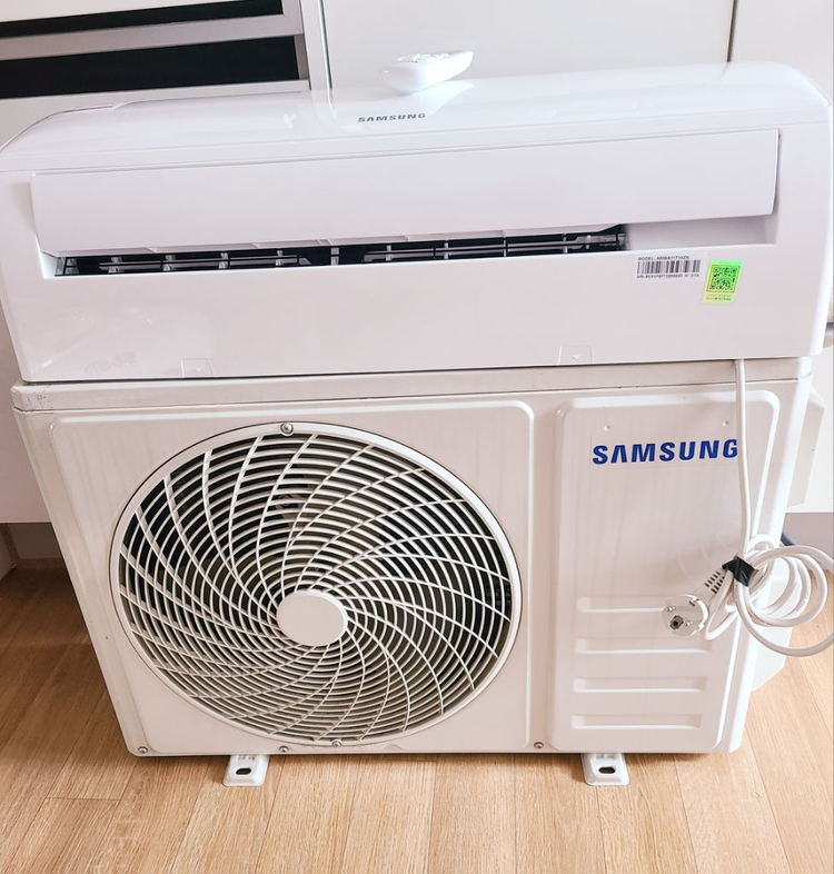 부산 1개월 사용 삼성 벽걸이 에어컨 실외기,앵글 포함--1