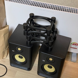 KRK Rokit 5 G4 + ISO Acoustics