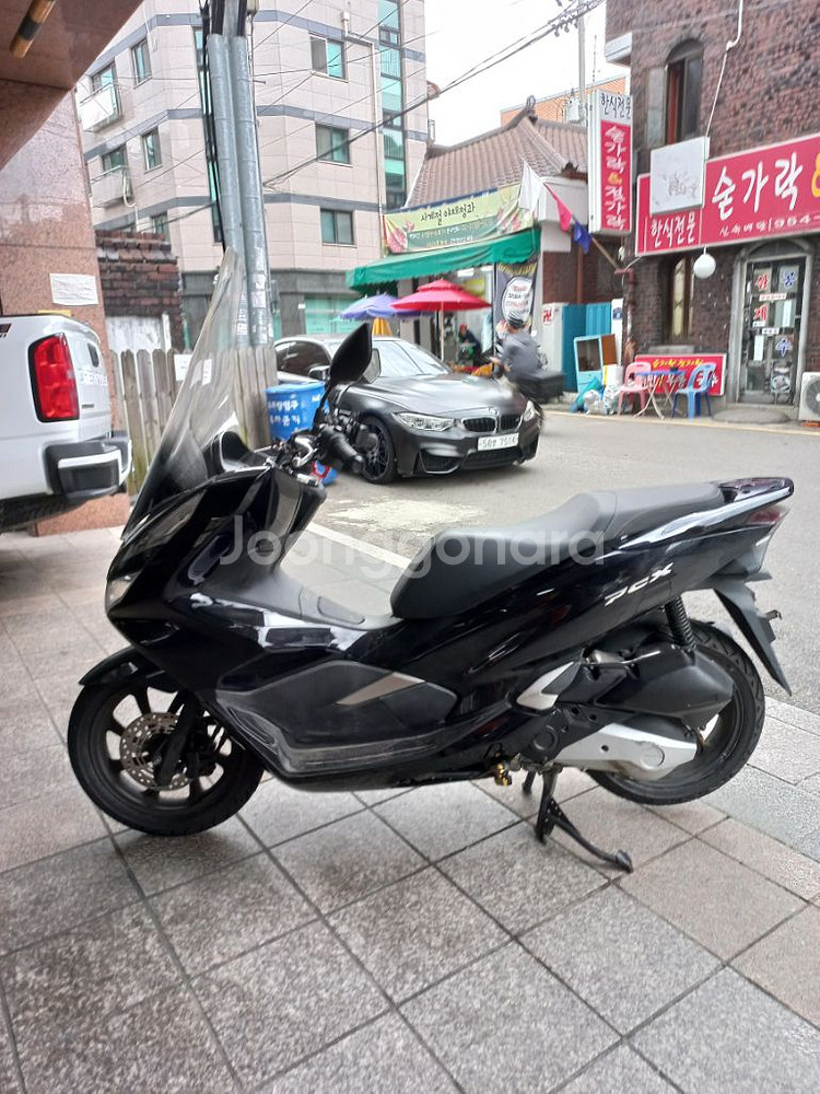 더뉴pcx20년식 유광블랙 판매합니다--3