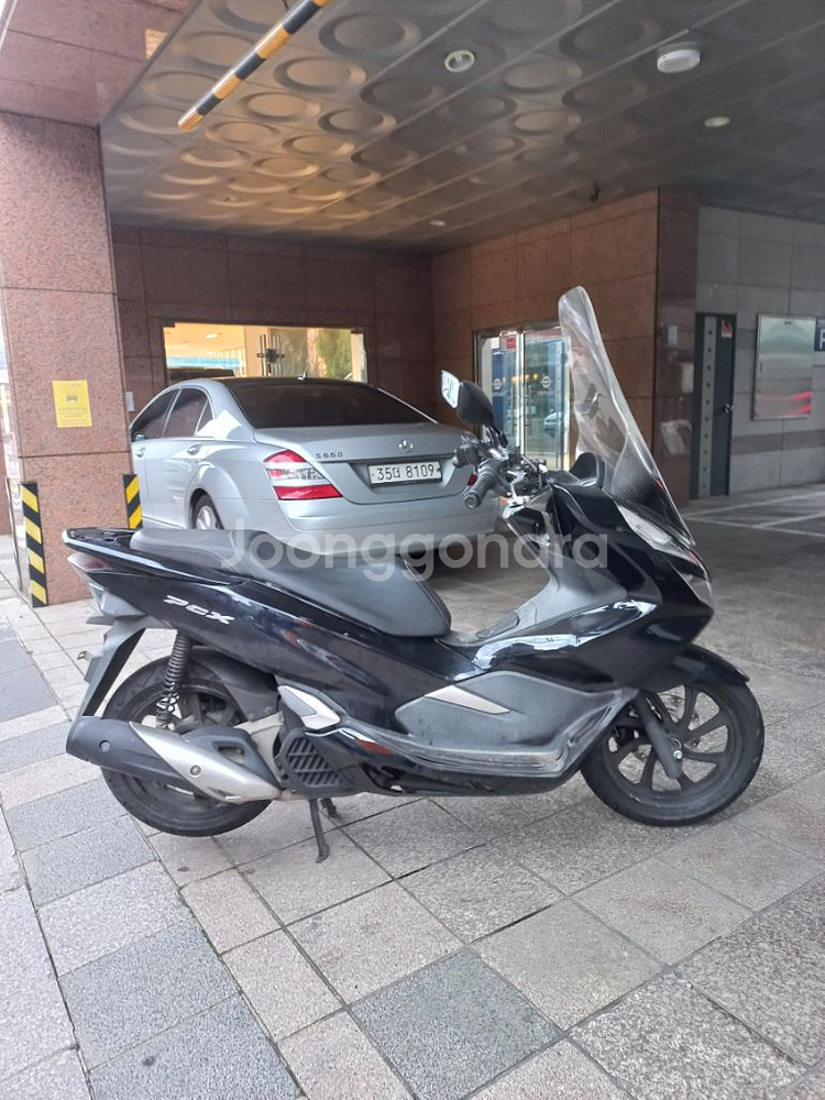 더뉴pcx20년식 유광블랙 판매합니다--4