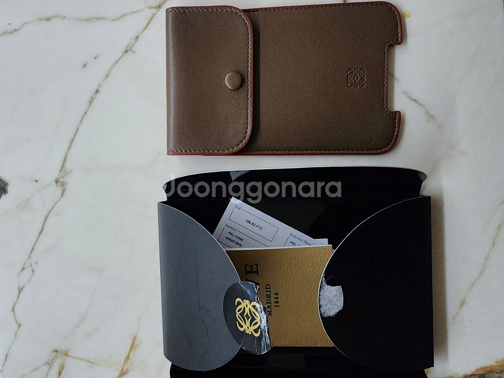 LOEWE 로에베 아이팟 클래식 가죽 케이스--3