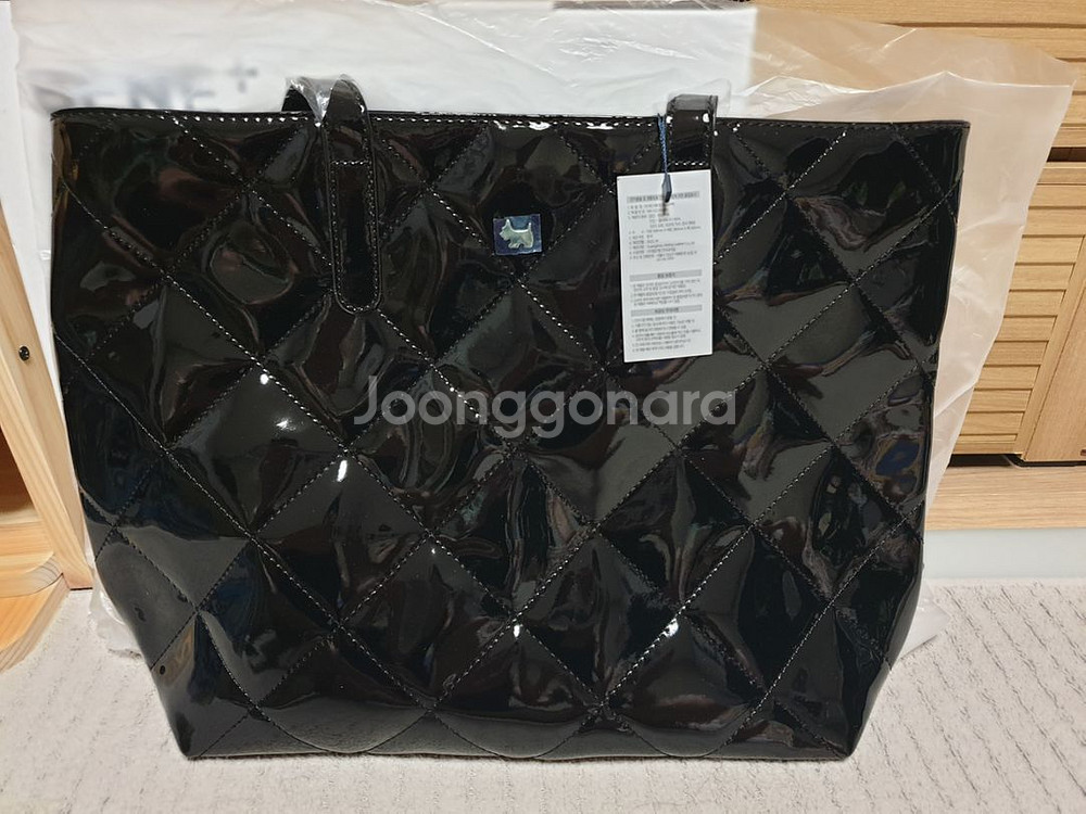 아가타 페이턴트 쇼퍼백 미사용 새상품--1